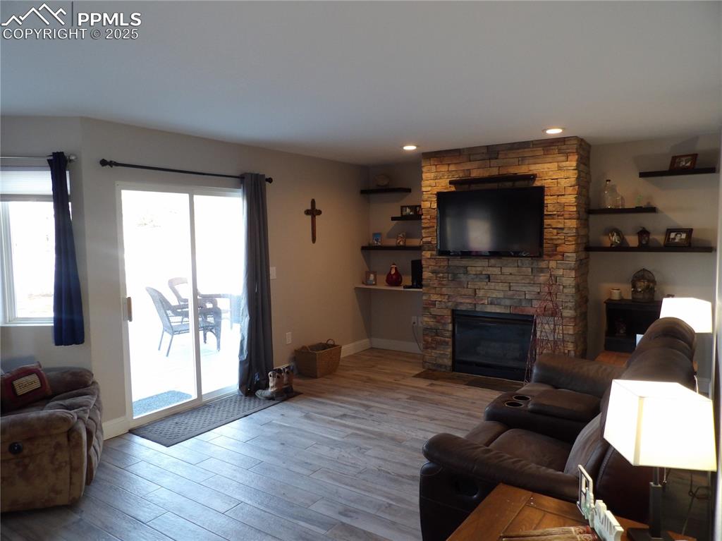 Image 23 of 32: Living Room