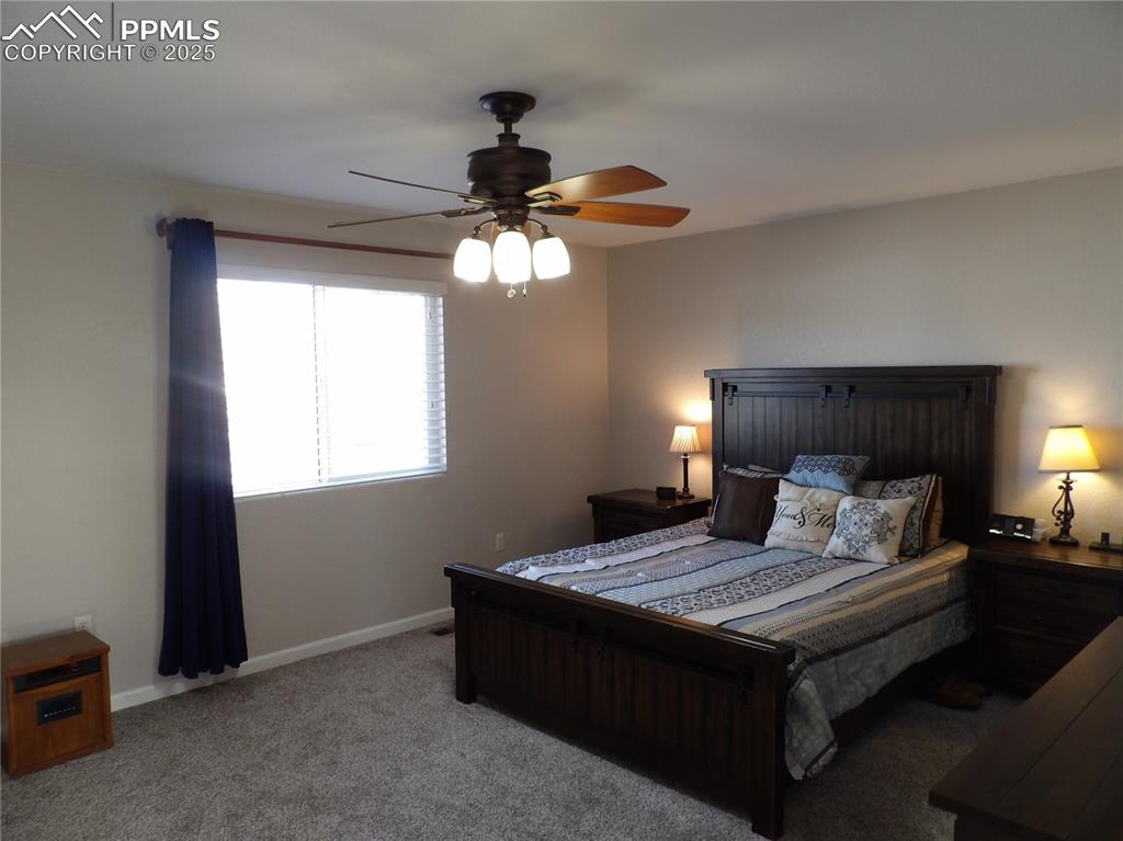 Image 25 of 32: Bedroom