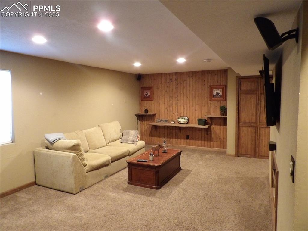 Image 30 of 32: Living Room