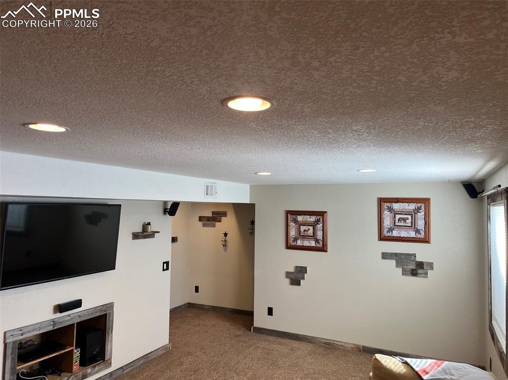 Image 33 of 41: Living Room