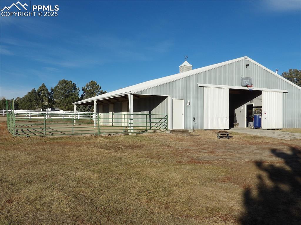 Image 5 of 32: Stable