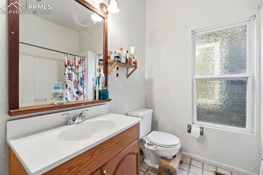 Image 14 of 25: Bathroom