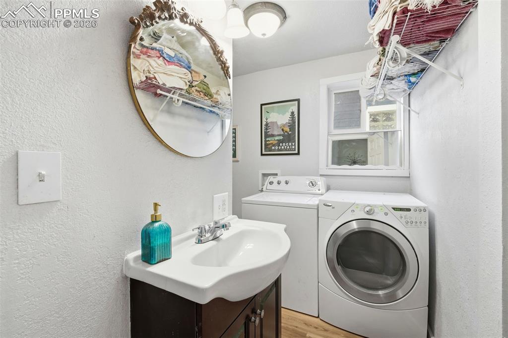 Image 15 of 25: Laundry