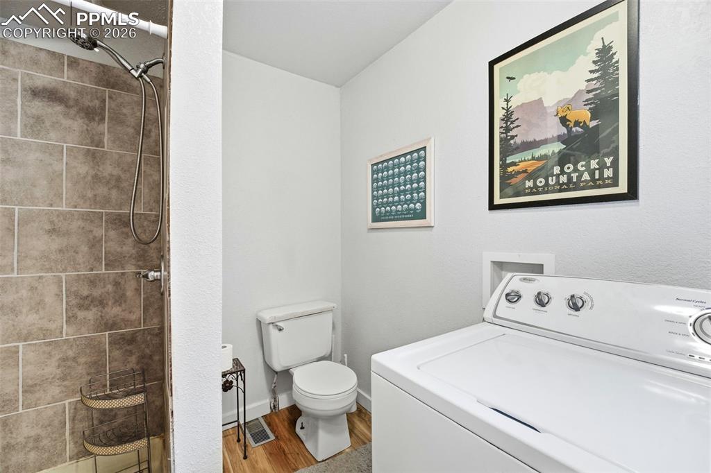 Image 16 of 25: Bathroom