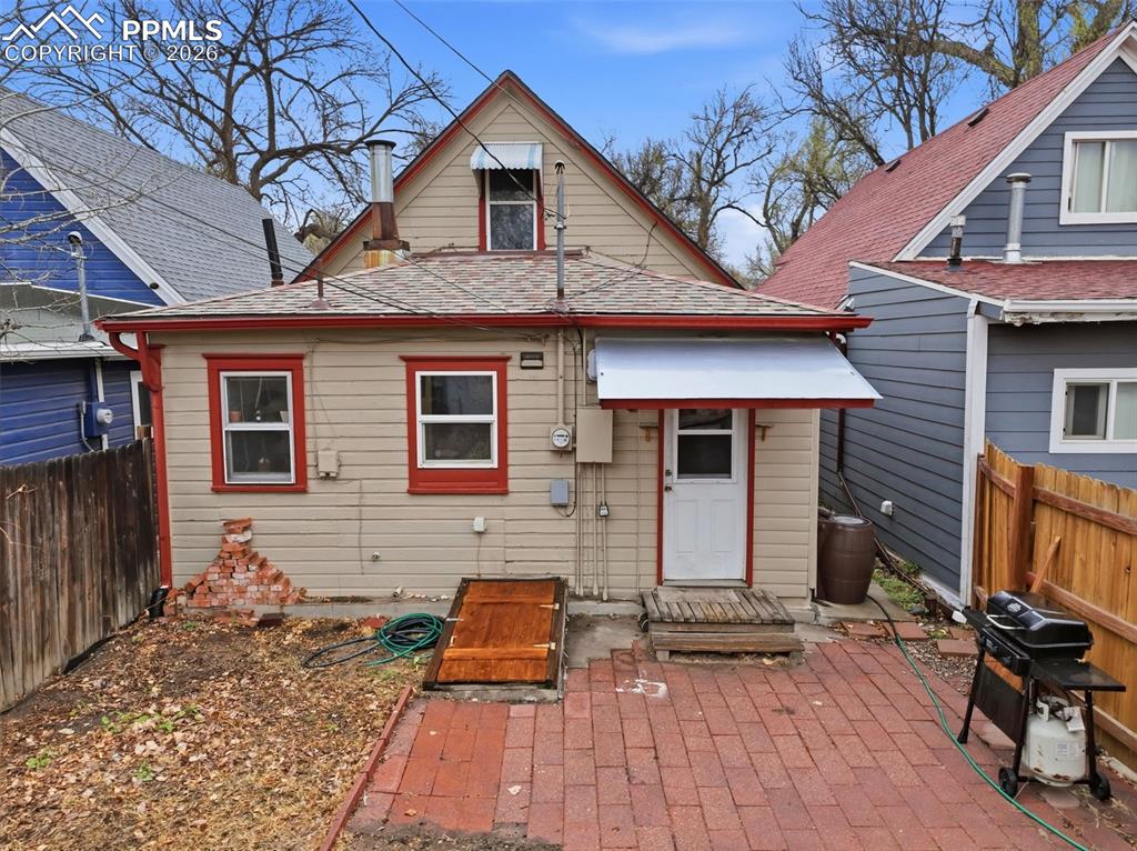 Image 17 of 25: Back of Structure