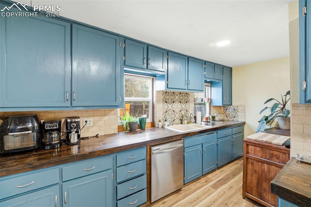 Image 4 of 25: Kitchen