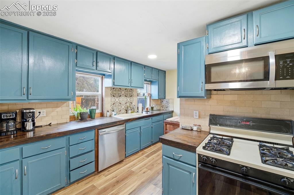 Image 5 of 25: Kitchen