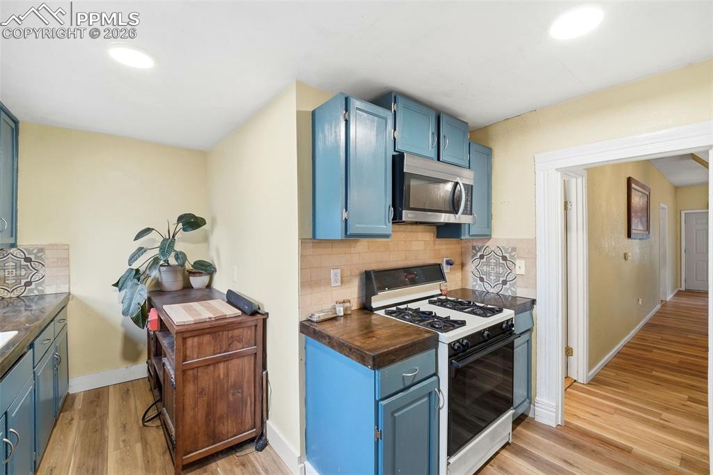 Image 6 of 25: Kitchen