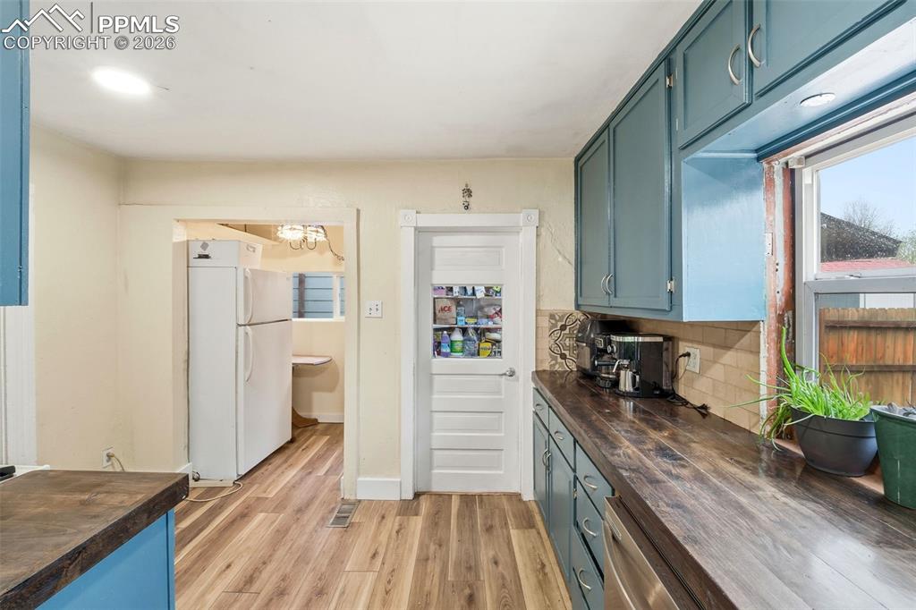 Image 7 of 25: Kitchen