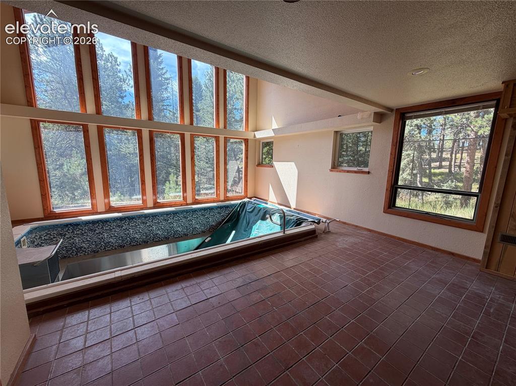 Image 19 of 28: Pool