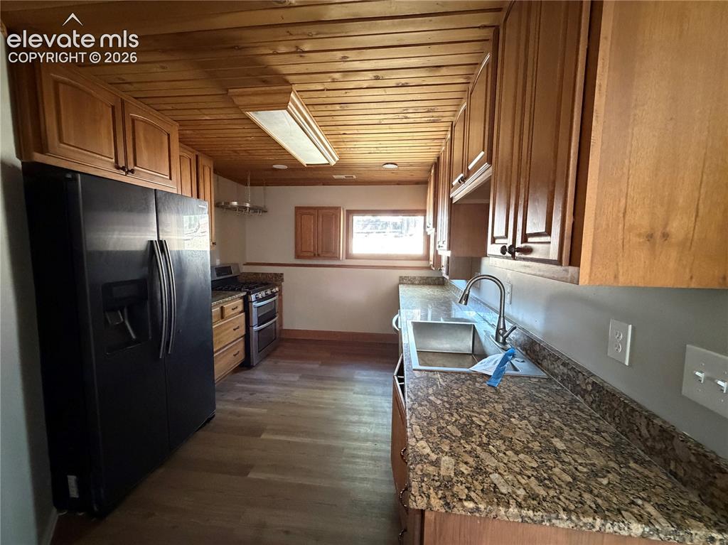 Image 5 of 28: Kitchen
