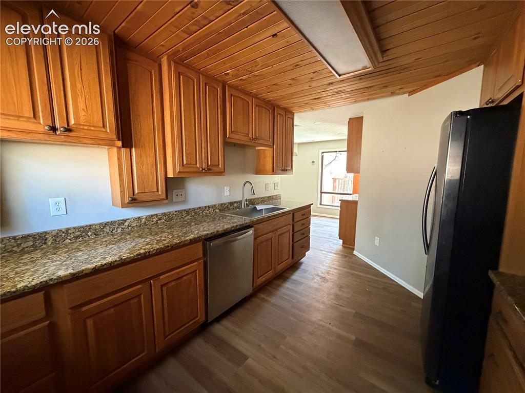 Image 6 of 28: Kitchen