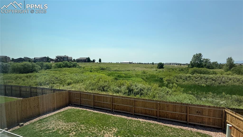 Image 4 of 5: Yard