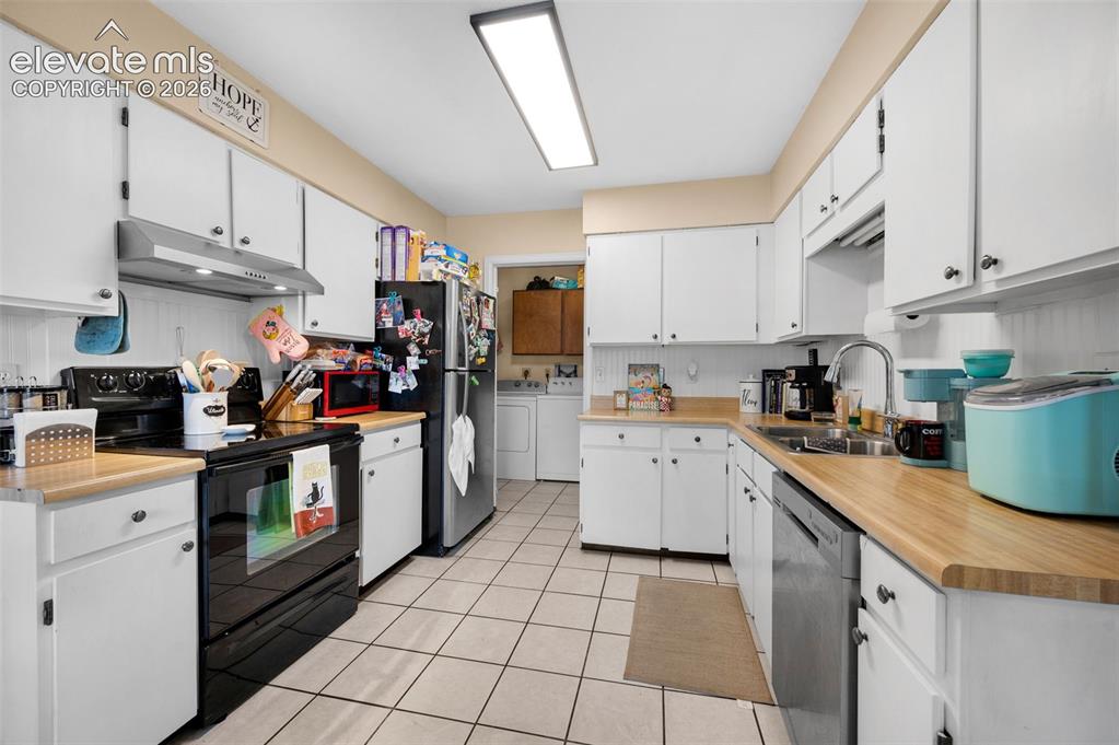 Image 11 of 28: Kitchen