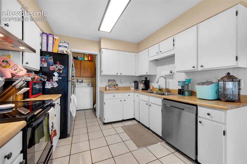 Image 12 of 28: Kitchen