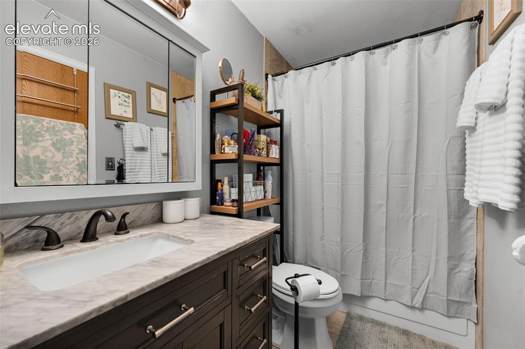 Image 22 of 28: Bathroom