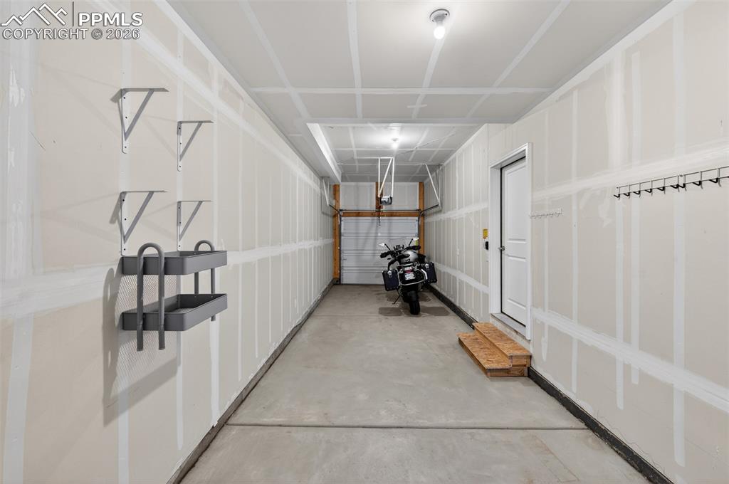 Image 34 of 46: Tandem Garage