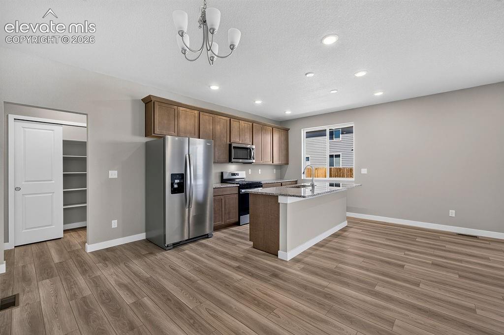 Image 17 of 41: Kitchen