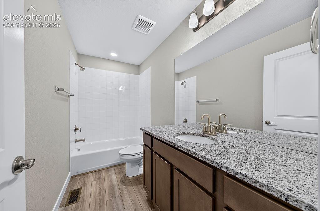 Image 20 of 41: Bathroom