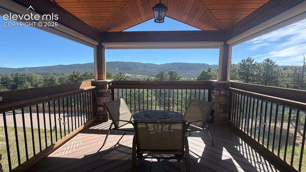 Image 3 of 10: Deck