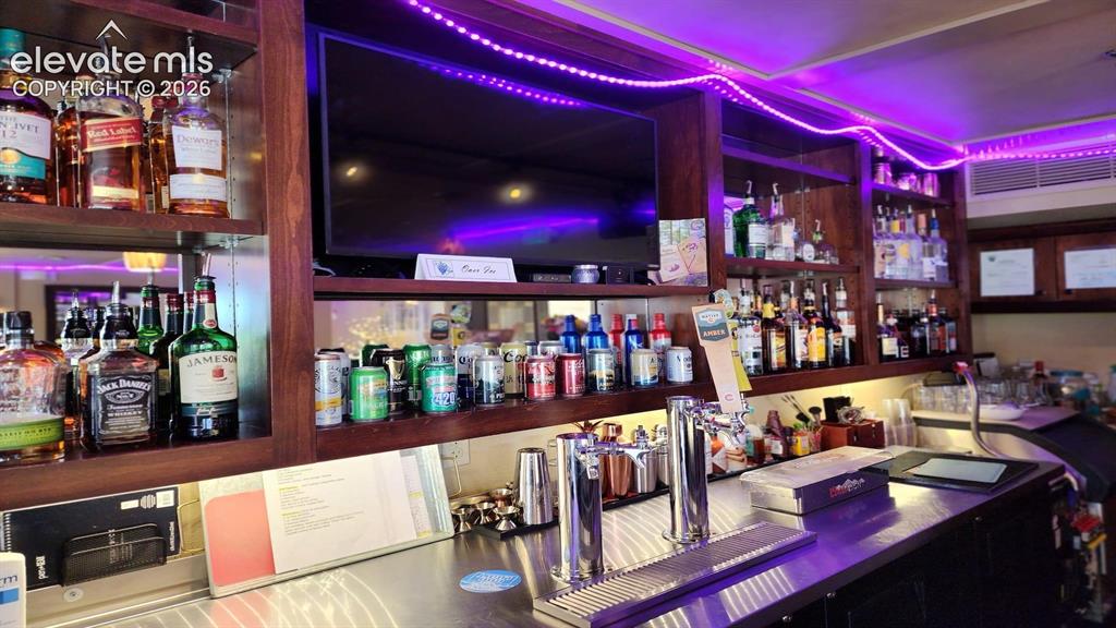 Image 6 of 10: Bar