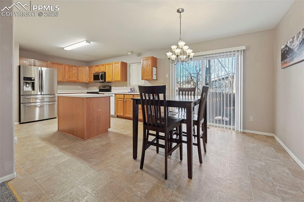 Image 3 of 10: Dining Area