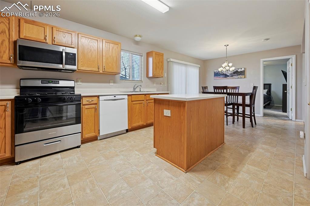 Image 4 of 10: Kitchen