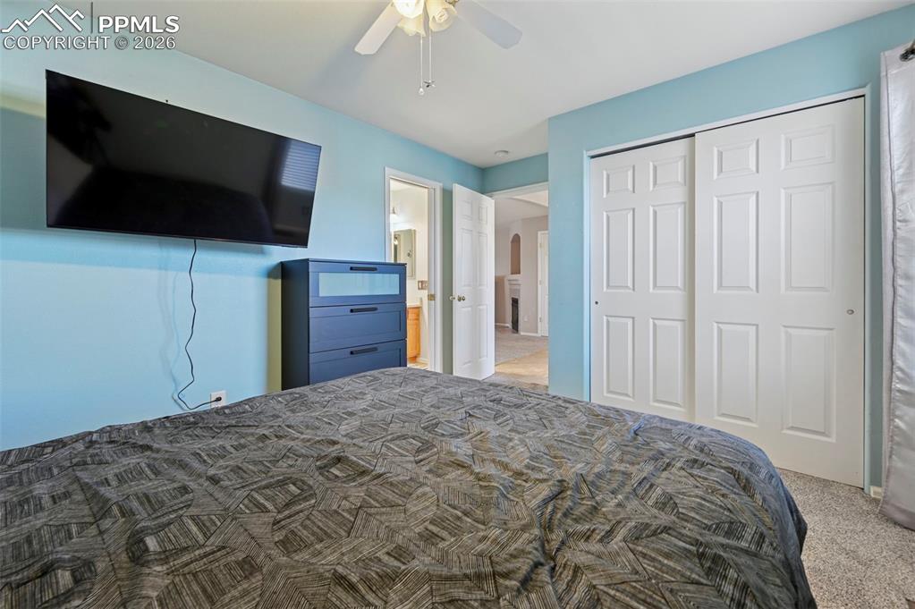 Image 8 of 10: Bedroom