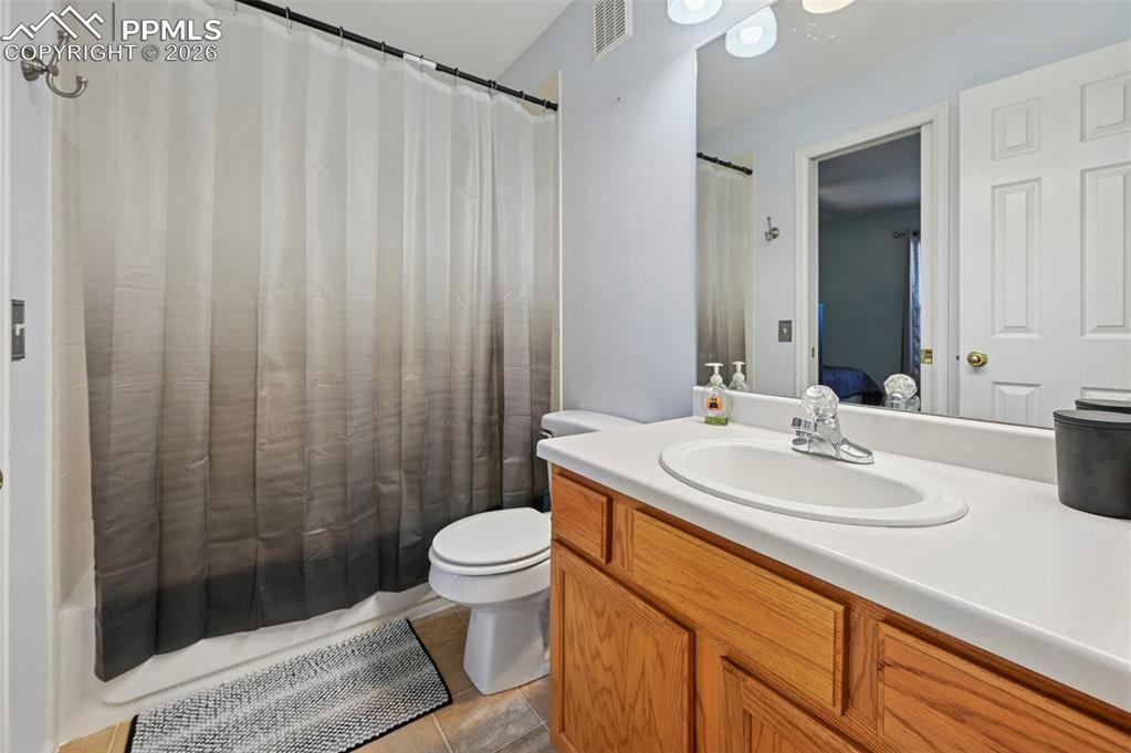 Image 9 of 10: Bathroom