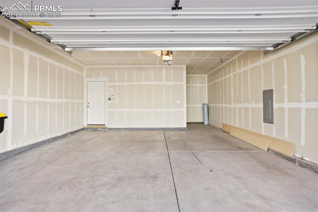 Image 36 of 37: Garage