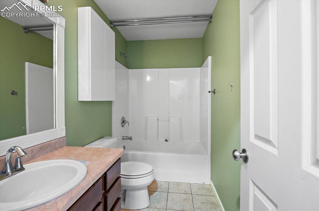 Image 15 of 28: Bathroom