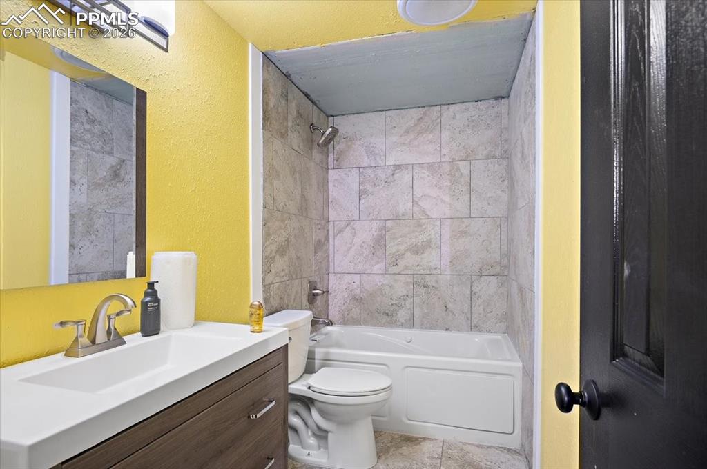 Image 21 of 28: Bathroom