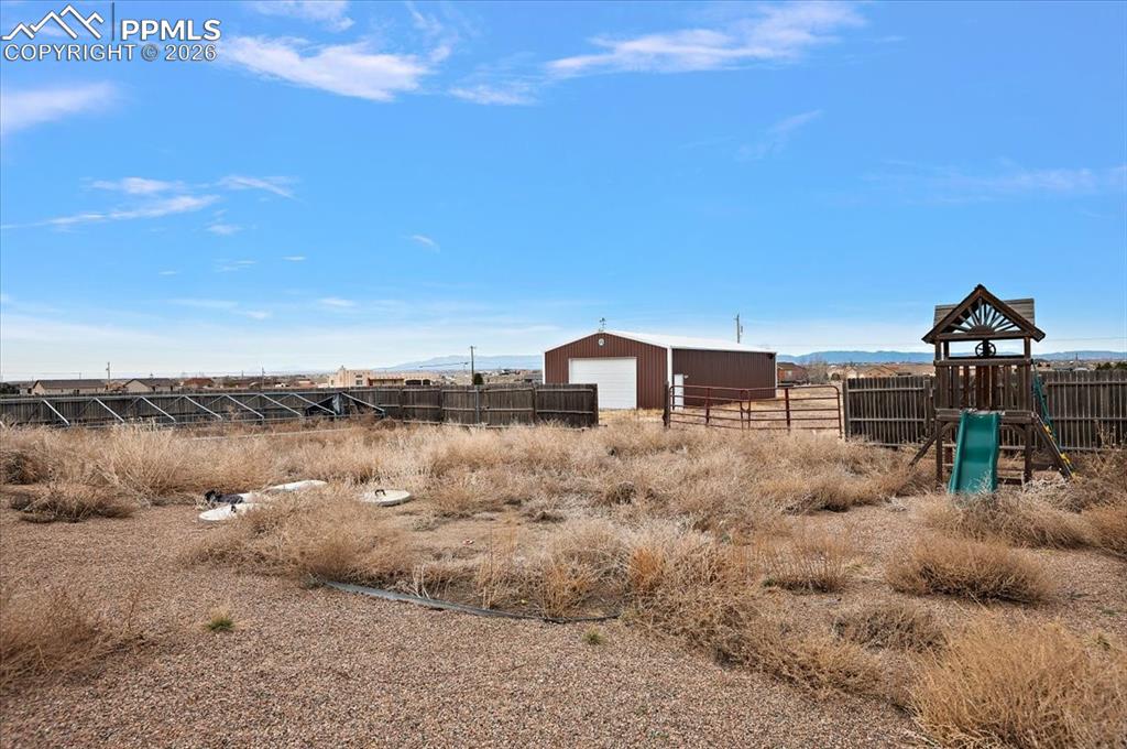 Image 27 of 28: Yard