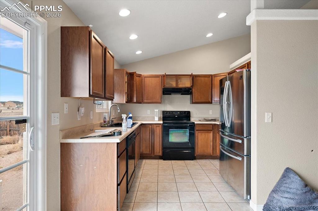 Image 4 of 28: Kitchen