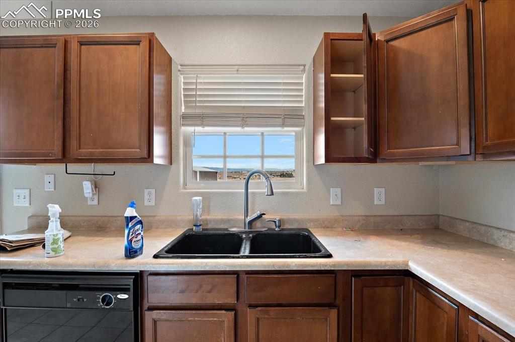 Image 7 of 28: Kitchen