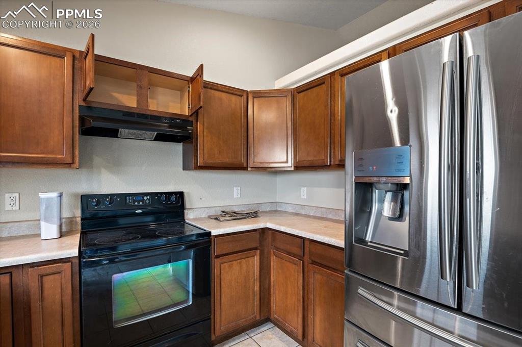 Image 9 of 28: Kitchen