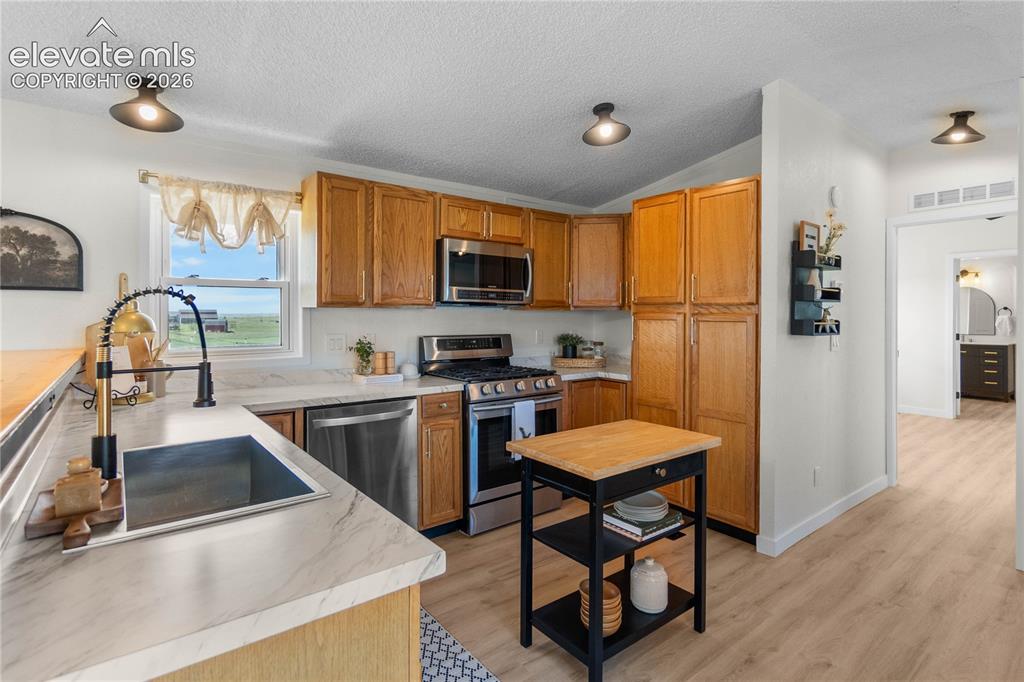 Image 15 of 47: Kitchen