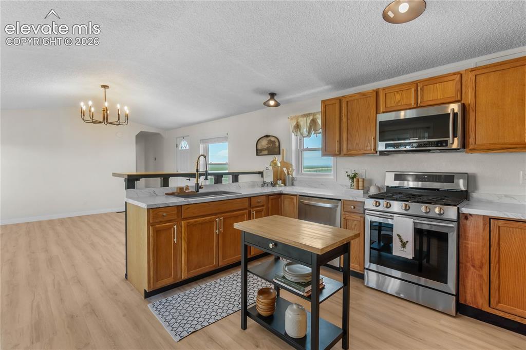 Image 16 of 47: Kitchen