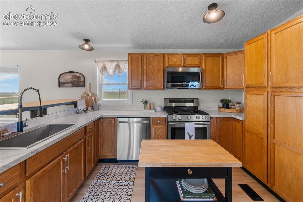 Image 2 of 47: Kitchen