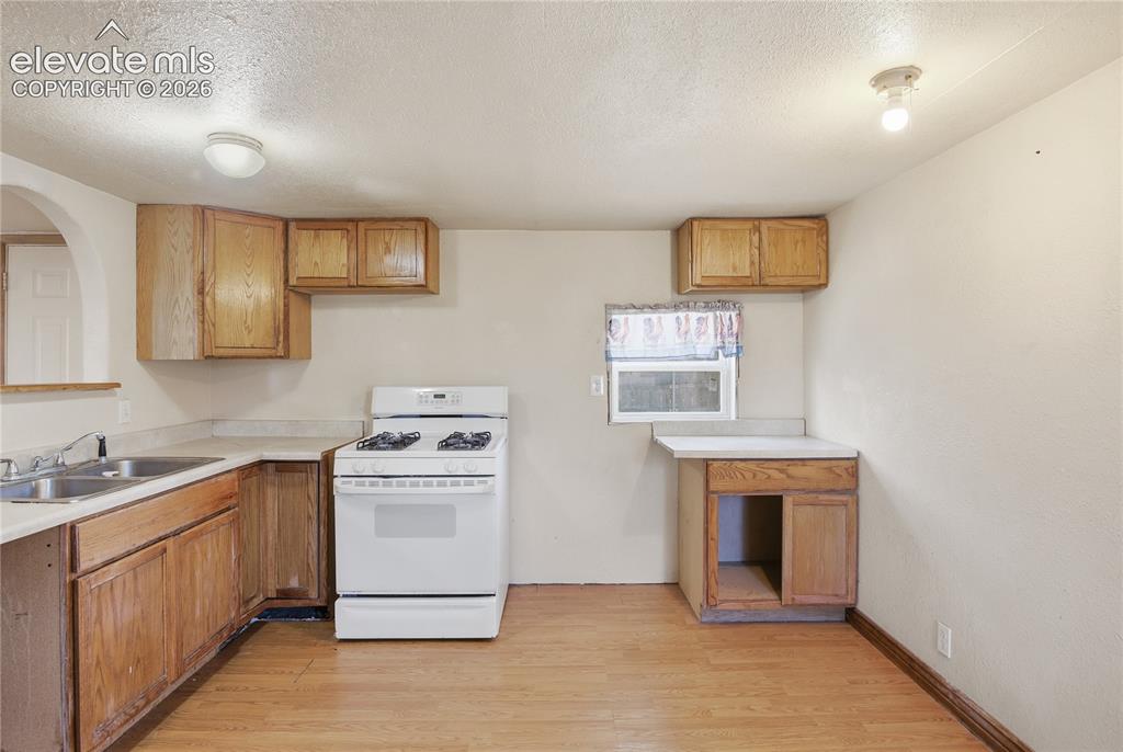 Image 10 of 21: Kitchen