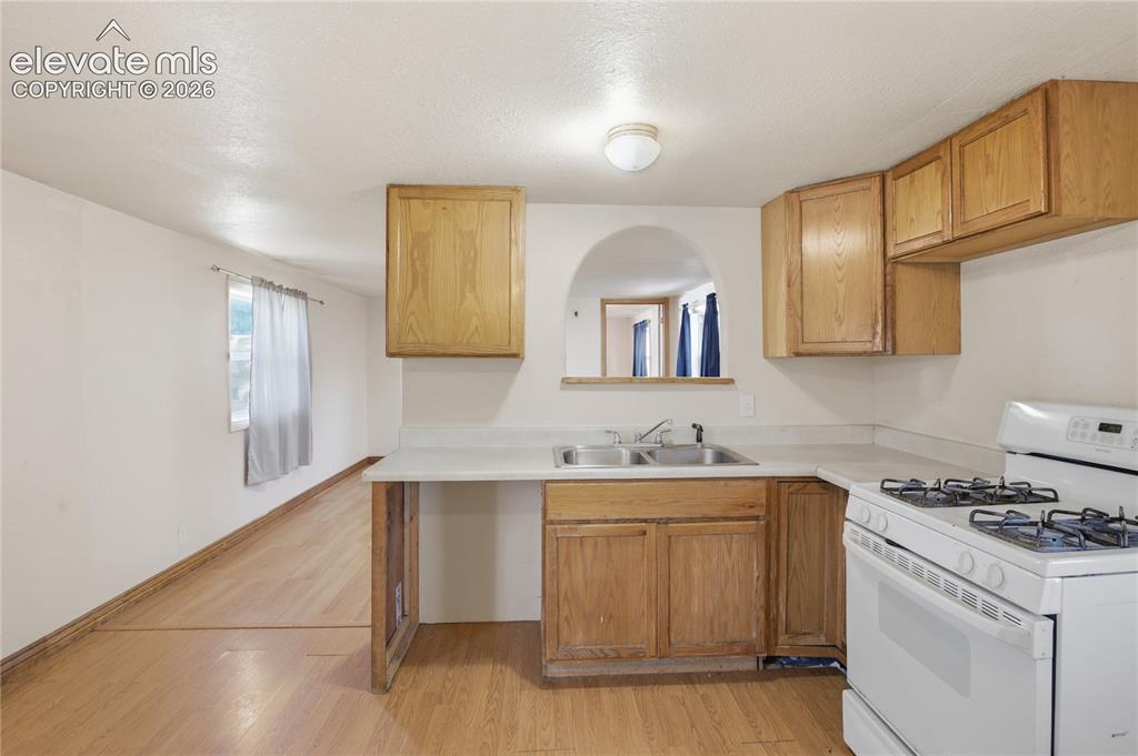 Image 11 of 21: Kitchen