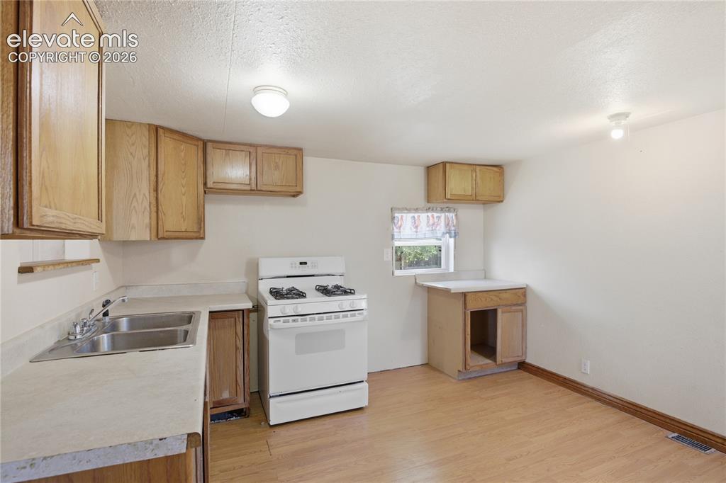 Image 12 of 21: Kitchen