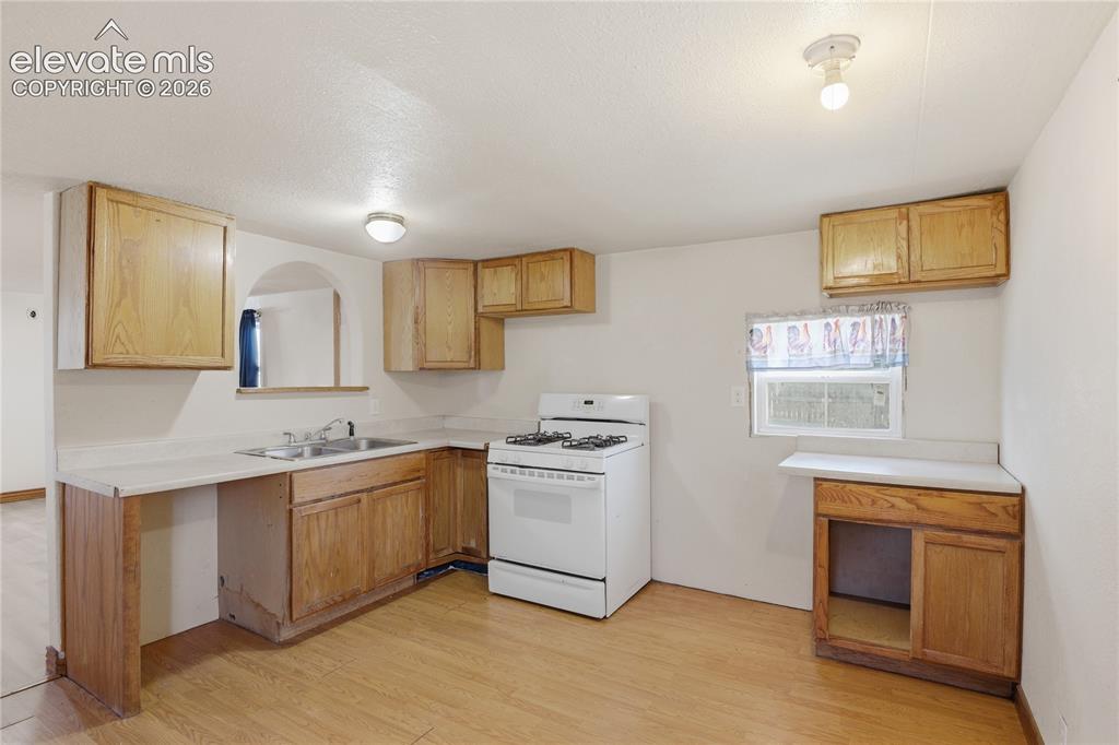 Image 13 of 21: Kitchen