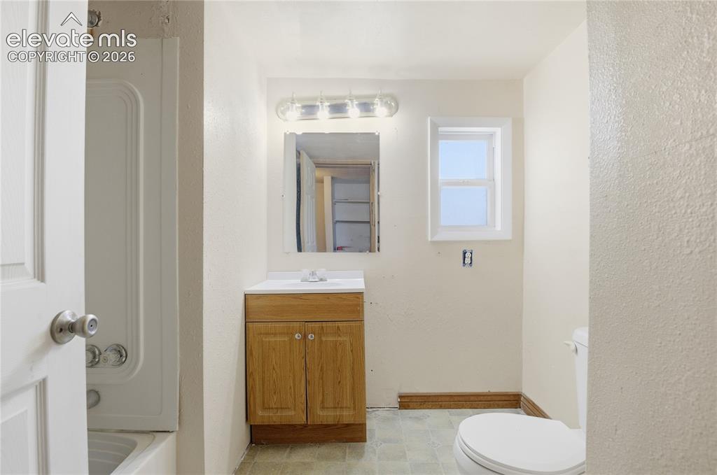Image 16 of 21: Bathroom