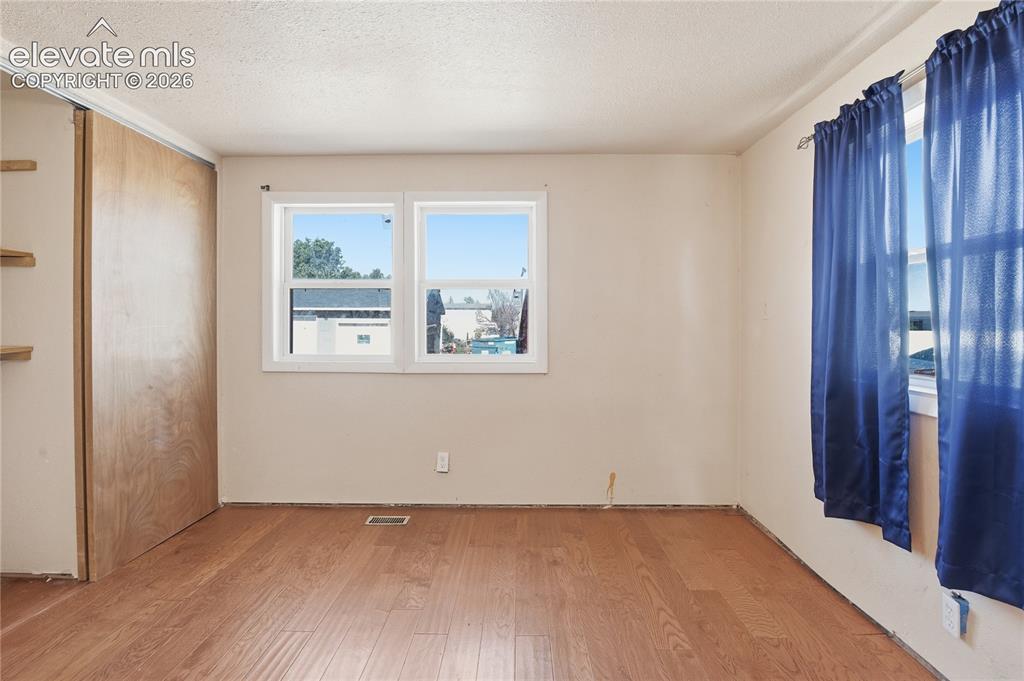 Image 7 of 21: Bedroom