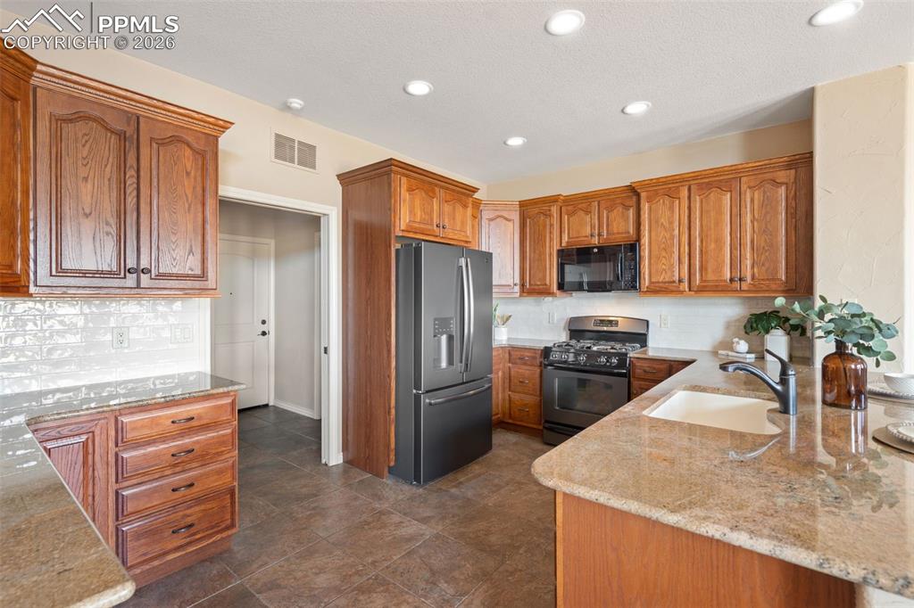 Image 14 of 50: Kitchen