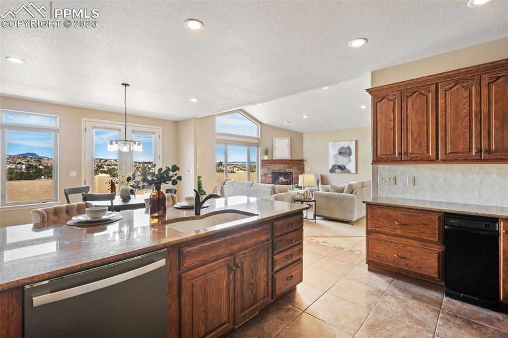 Image 16 of 50: Kitchen