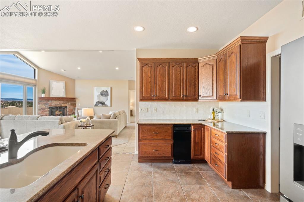 Image 17 of 50: Kitchen