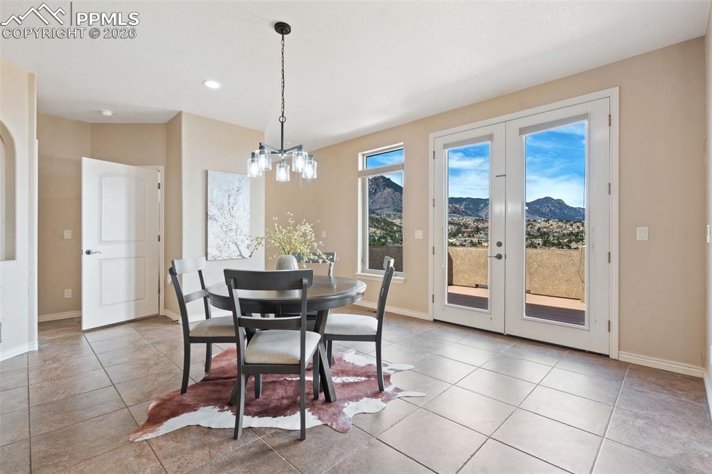 Image 18 of 50: Kitchen