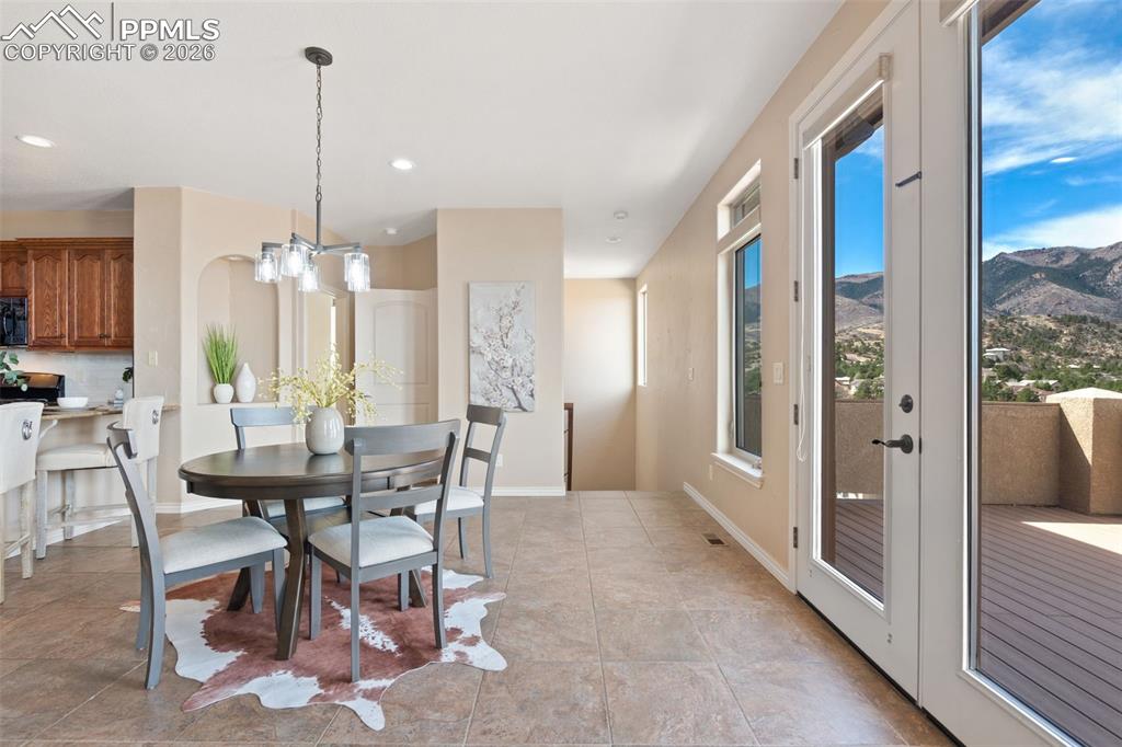 Image 19 of 50: Dining Area